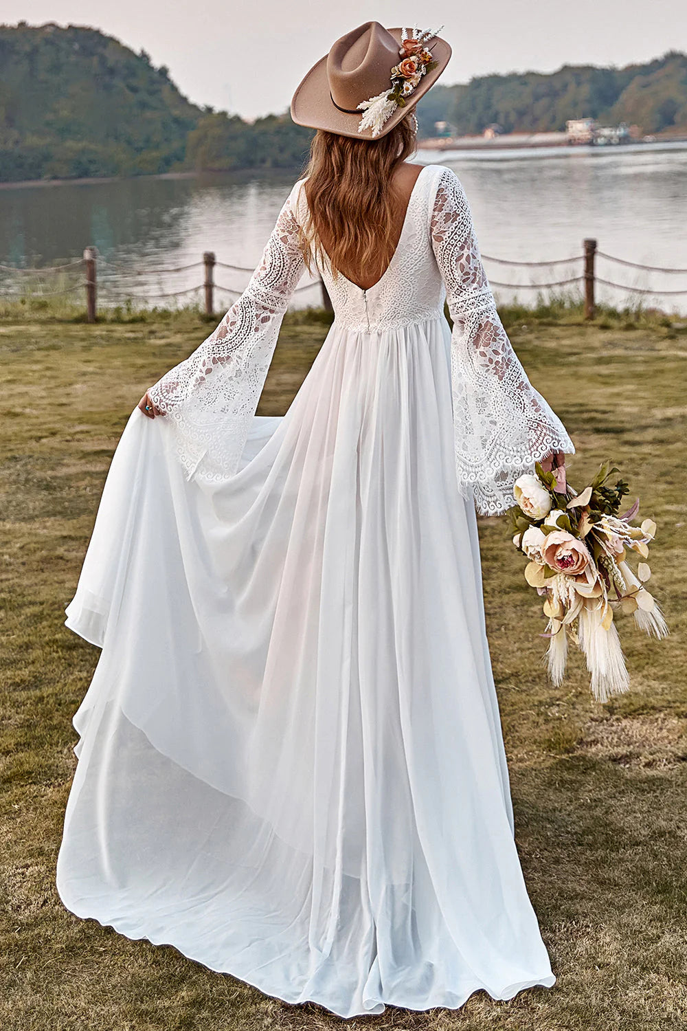 Robe de mariée bohème en mousseline de soie et dentelle à manches trompette